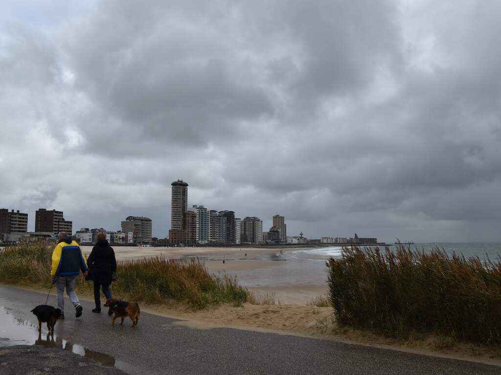 Vrijdag 25 september: Het is hondenweer aan de Zeeuwse kust in Vlissingen.