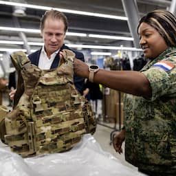 Defensie reikt eerste scherfvesten voor vrouwelijke militairen uit