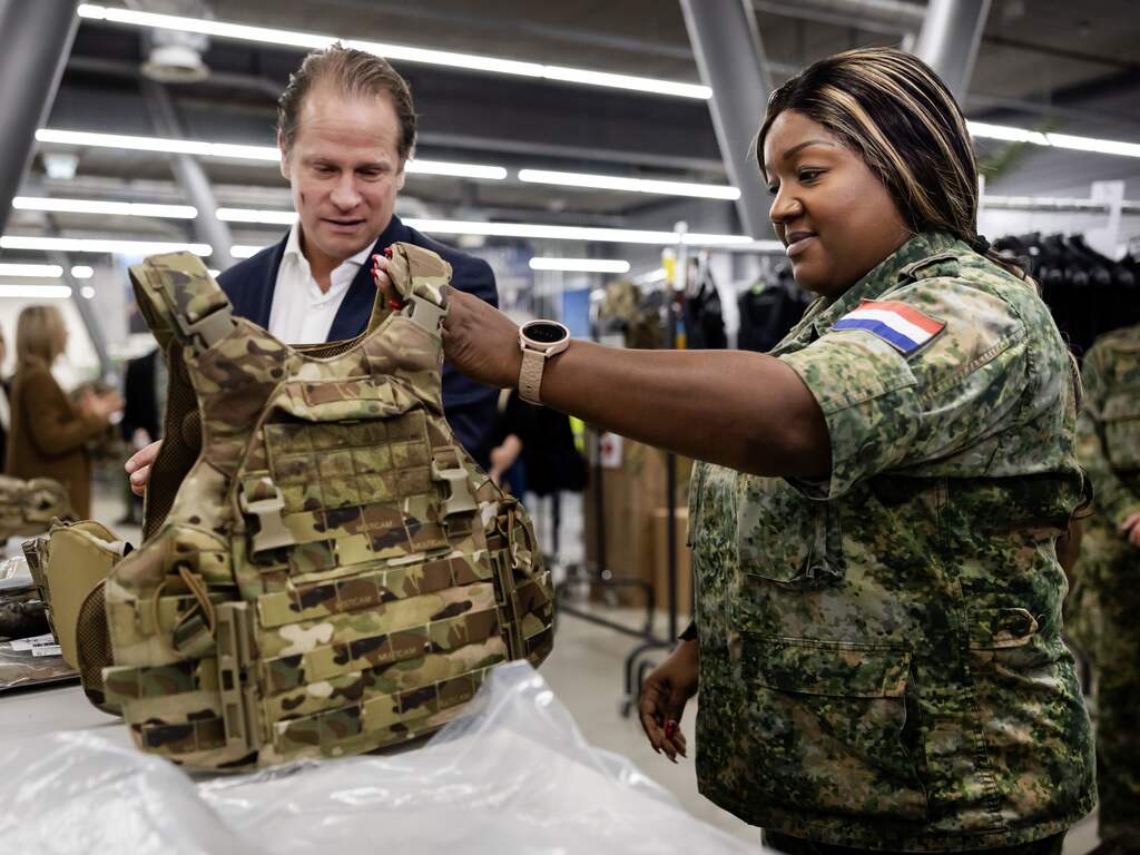 Defensie reikt eerste scherfvesten voor vrouwelijke militairen uit
