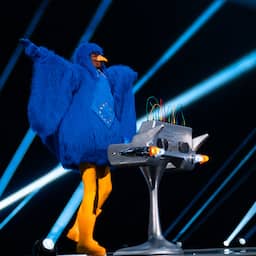Joost Klein hijst vriend in blauw vogelpak tijdens eerste repetitie Songfestival
