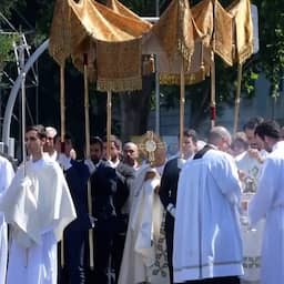 Video | 1,2 miljoen mensen zien hoe paus Leo XIV mis opdraag