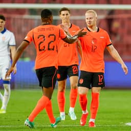 Oranje boekt eerste zege onder Xavi dankzij twee goals Meerdink tegen Servië