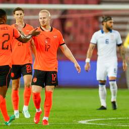 Oranje boekt eerste zege onder Xavi dankzij twee goals Meerdink tegen Servië
