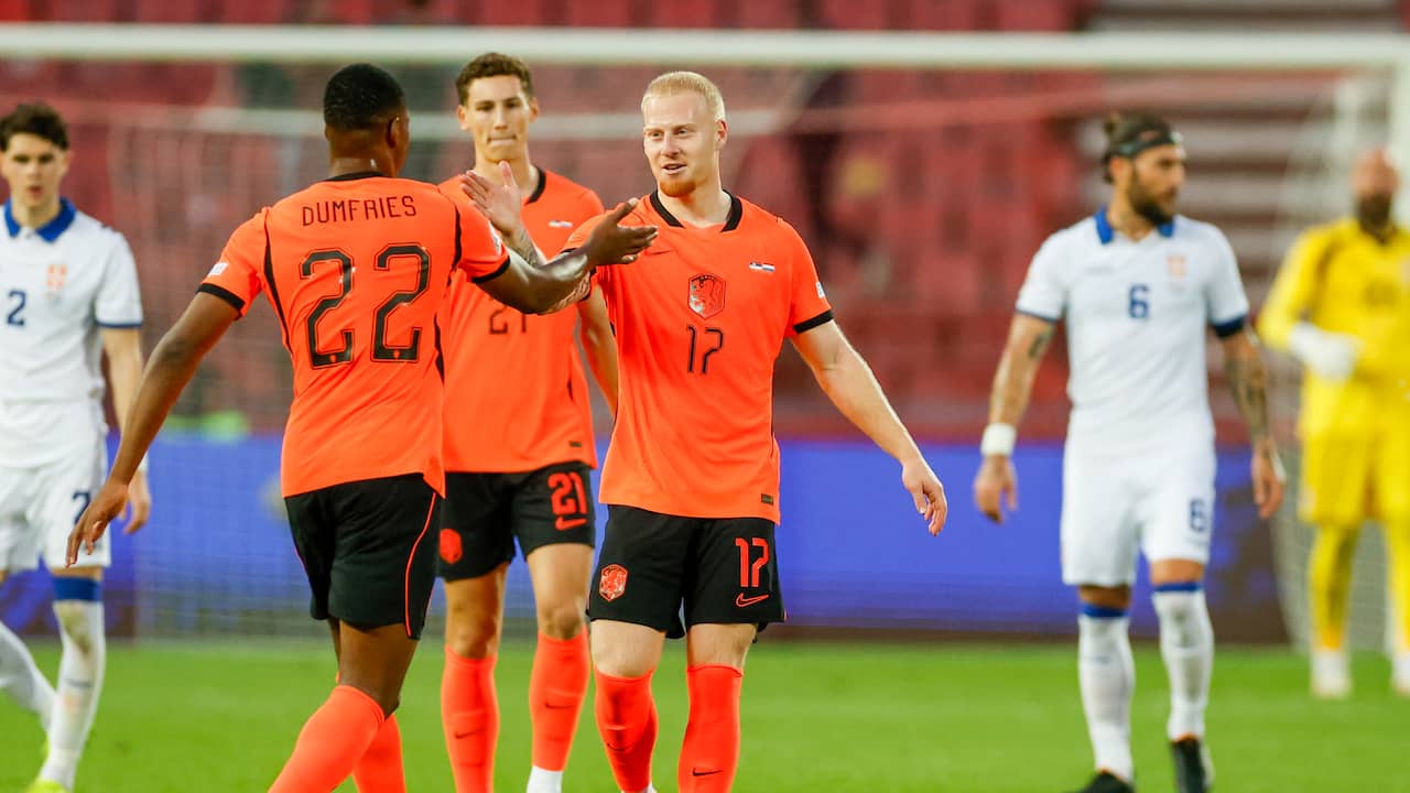 Foto bij Oranje boekt eerste zege onder Xavi dankzij twee goals Meerdink tegen Servië