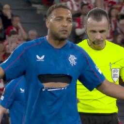 Video | Tegenstander rukt shirt van doorgebroken Dessers kapot