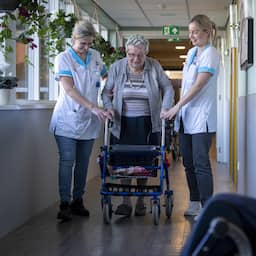 Minder zorgpersoneel voor meer ouderen: 'Uitstroom en verzuim door werkdruk'