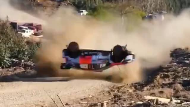 Belgische rallycoureur mist bocht en gaat meerdere keren over de kop