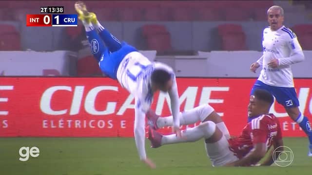 Braziliaanse voetballer breekt scheenbeen door tackle