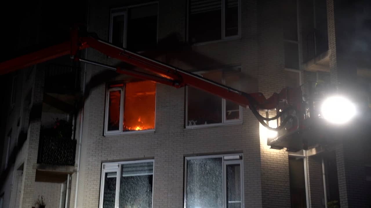 Video | Brandweer redt mensen met hoogwerker tijdens grote brand in Apeldoorn