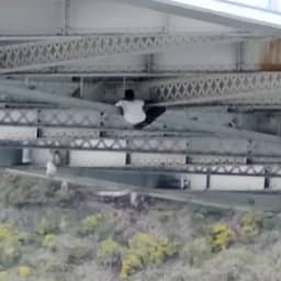 Video | Verdachte bungelt aan brug bij politieachtervolging in VS