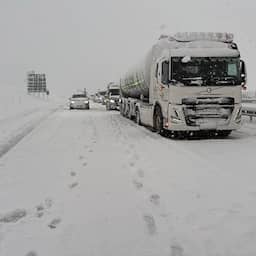 Live sneeuw | Wegen in Friesland onbegaanbaar, deel rijexamens uitgesteld