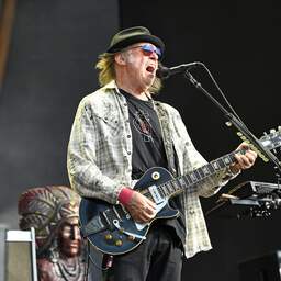 Neil Young staat tóch op Glastonbury nadat hij zich eerder had teruggetrokken