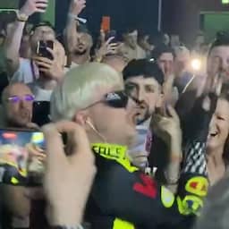 Video | Joost Klein feest tussen publiek tijdens verrassingsoptreden in Zweden
