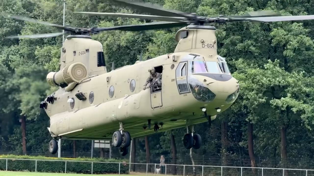 Video | Chinook landt voor oefening op voetbalveld in Nijmegen