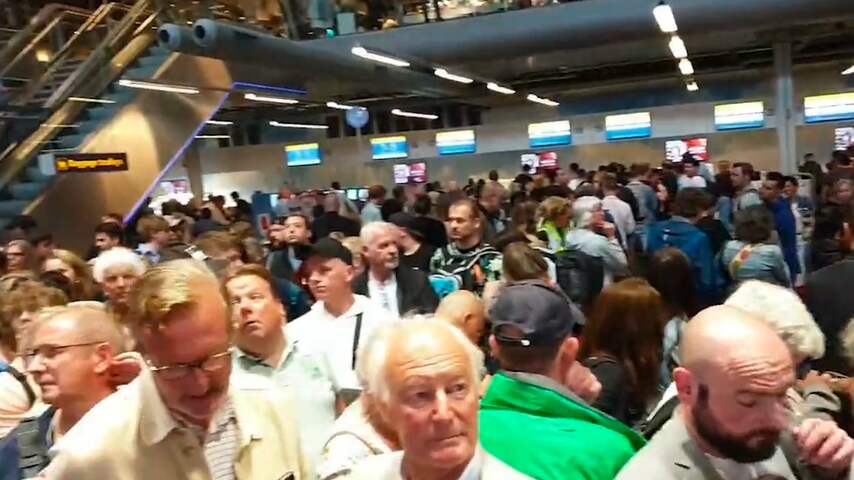 Reizigers filmen enorme drukte op Eindhoven Airport