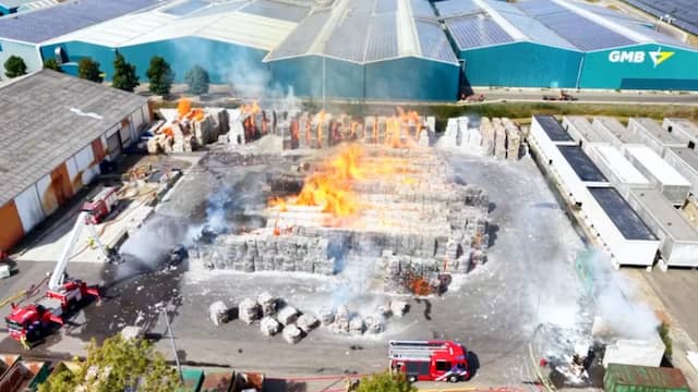 Vlammen slaan uit papierbalen bij verwerkingsbedrijf in Zutphen