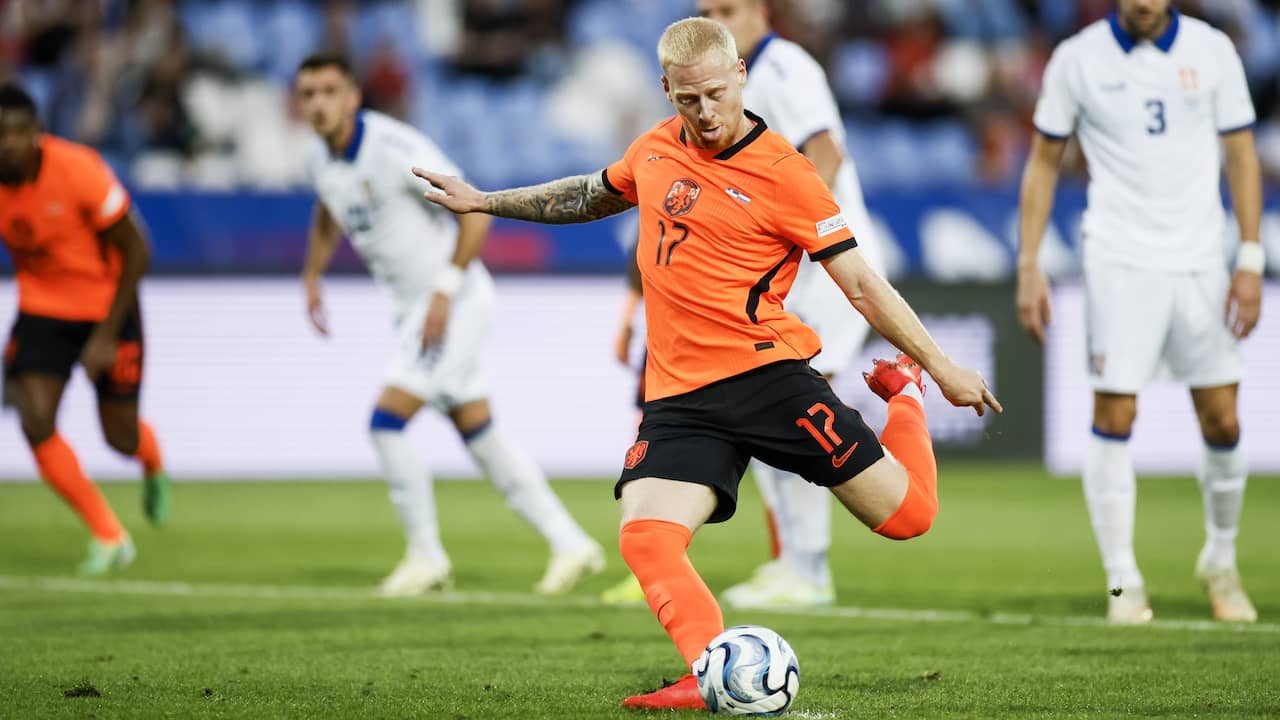 Mexx Meerdink maakt zijn eerste doelpunt voor Oranje