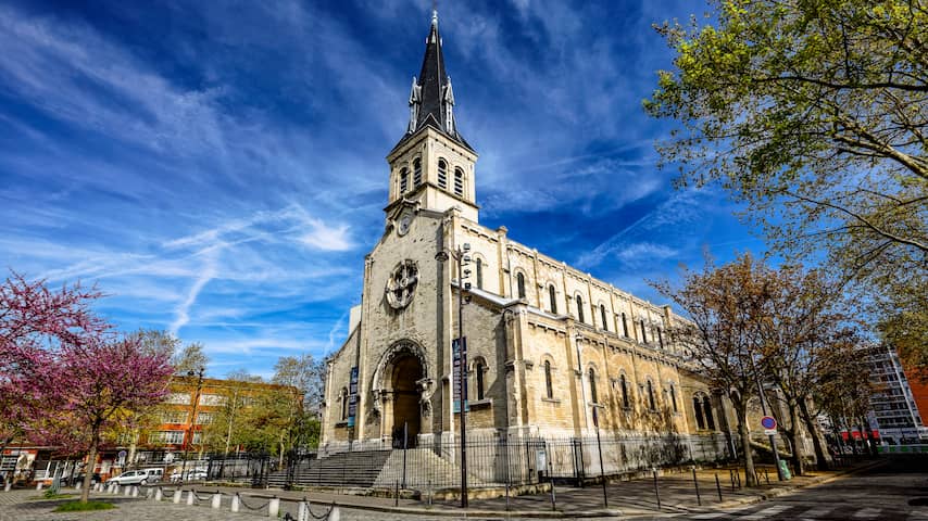 Bejaarde Franse vrouw brengt twee gevonden handgranaten naar kerk