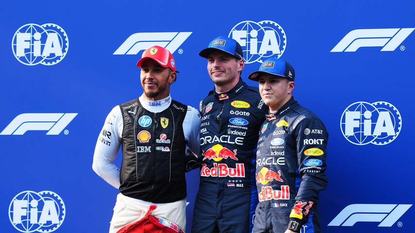 Foto bij Verstappen straalt na eerste pole: 'Dat het eindelijk lukt, is ongelofelijk'