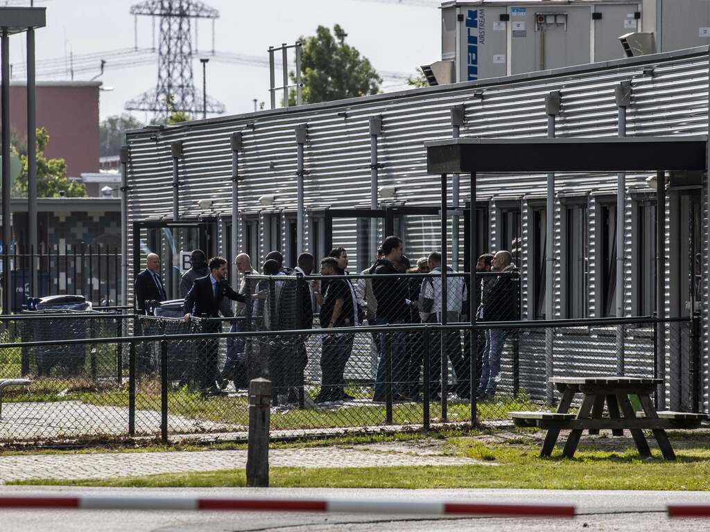 Van der Burg wil binnen een maand overlooplocaties om Ter Apel te ontlasten