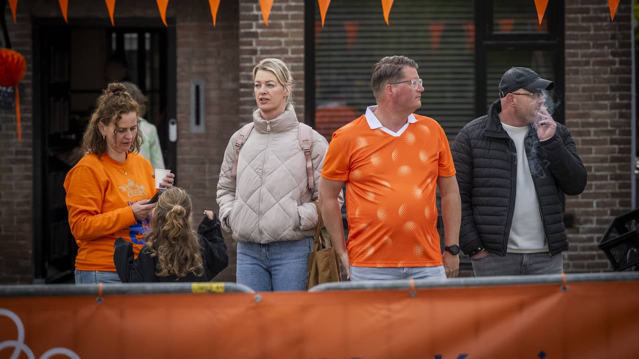 Live Koningsdag | Eerste oranjefans verzamelen zich langs route Dokkum