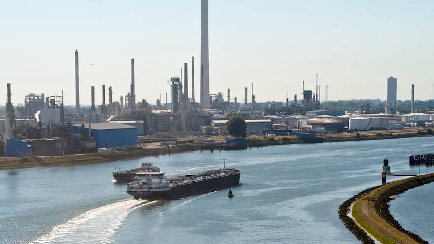 Scheepvaart in de haven van Rotterdam