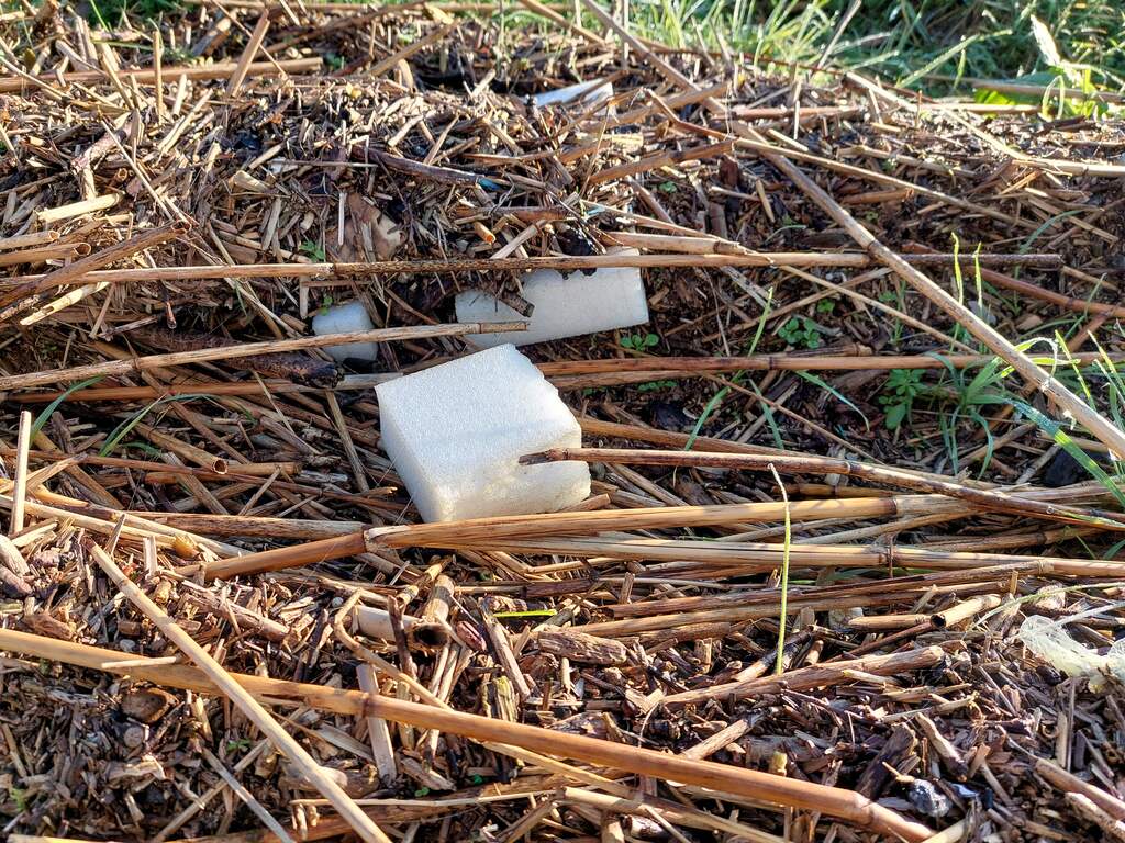 Hoogwater spuwt plasticsoep uit op rivieroevers: 'Het verspreidt zich overal'