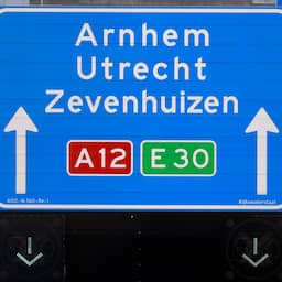 Regen veroorzaakt zinkgat van twee meter diep onder A12 bij Arnhem