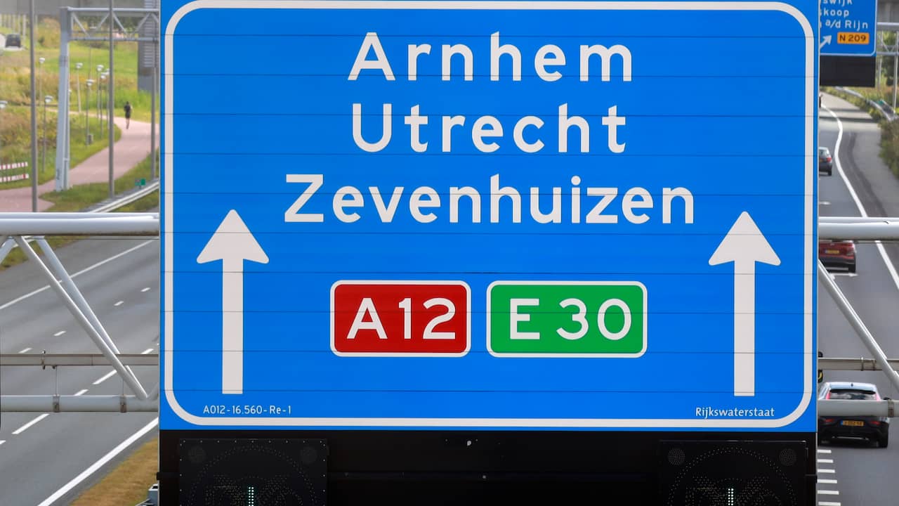 Regen veroorzaakt zinkgat van 2 meter diep onder A12 bij Arnhem
