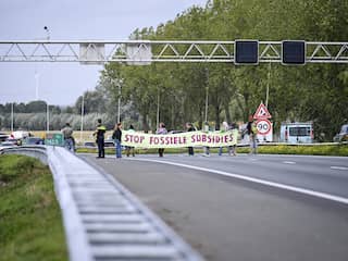 ME haalt demonstranten XR van de weg na blokkade A12 bij Zevenaar