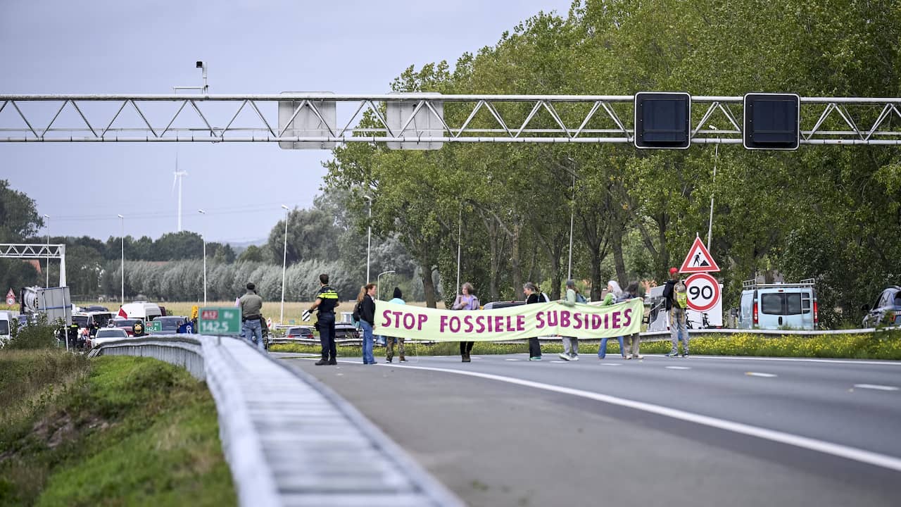 ME haalt demonstranten XR van de weg na blokkade A12 bij Zevenaar