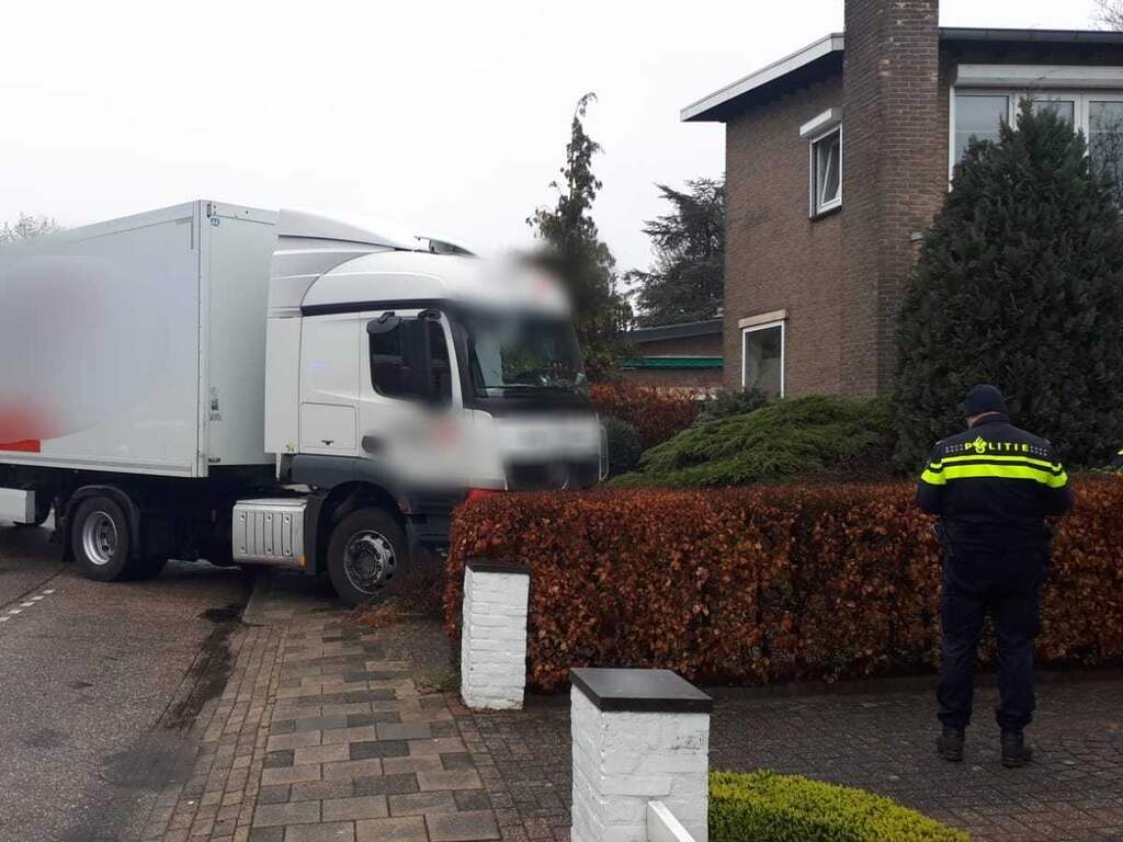 Man in Voerendaal voorkomt botsing door in rijdende vrachtwagen te stappen