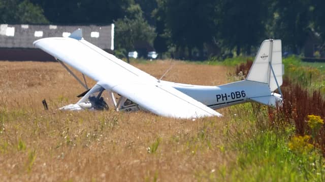Vliegtuig in weiland na noodlanding bij vliegveld Stadskanaal