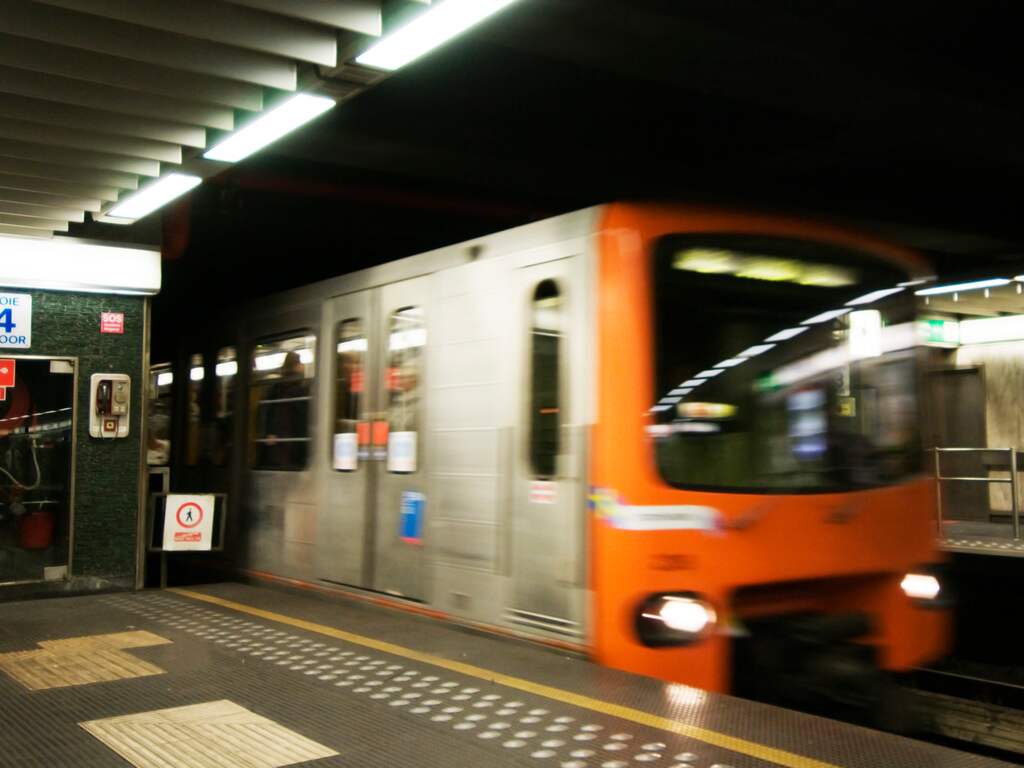 Man overleden nadat hij klem zat tussen rolluiken op Brussels metrostation