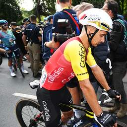 Coquard krijgt gele kaart voor rol bij val Philipsen in Tour, ook Van Poppel bestraft