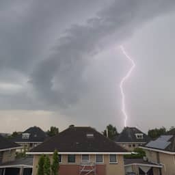 Meerdere woningbranden door blikseminslagen, ook hinder op spoor en weg