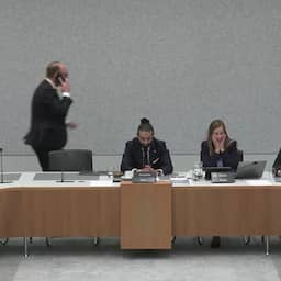 Video | Asielminister rent uit debat na belletje van zoon: '