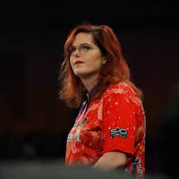 Van Leuven verdrietig na weren trans vrouwen door dartsbond WDF: 'Doet pijn'