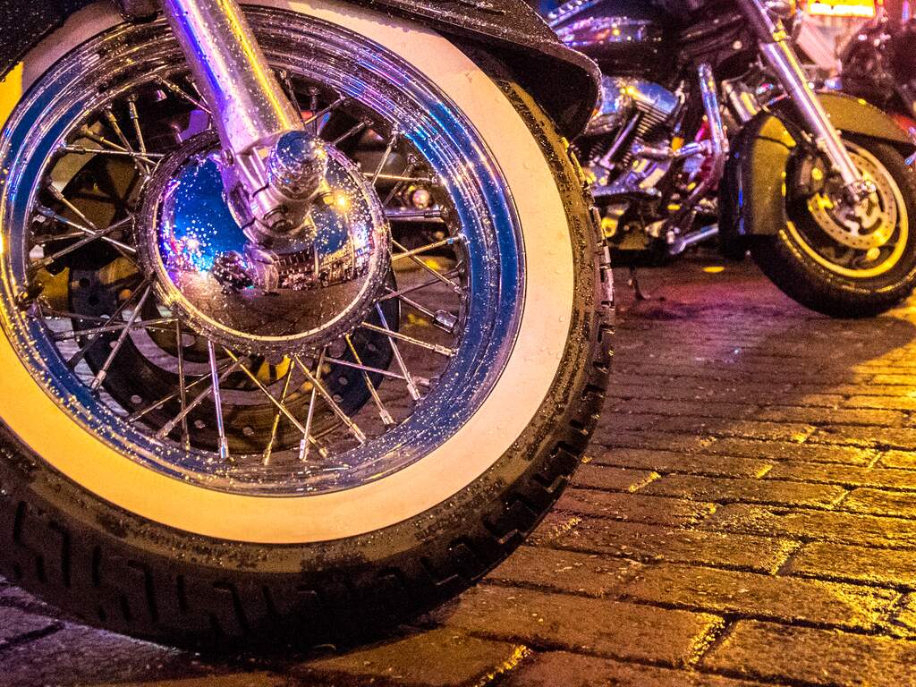 Politie valt zwaarbewapend binnen bij motorclub maar stuit op kinderfeestje