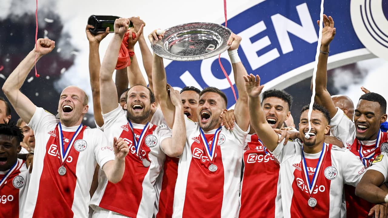 Ajax voor de 36e keer landskampioen na ruime zege op Heerenveen