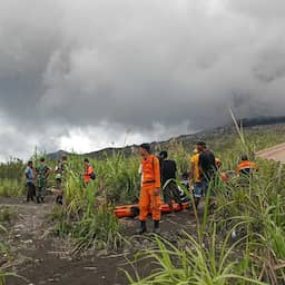 Groep wandelaars verrast door vulkaanuitbarsting op Indonesië, drie doden
