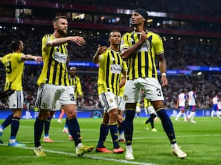 Aké met Fenerbahçe de Champions League in na nipte zege bij Lyon van Kluivert