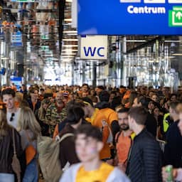 Live Koningsdag | Eerste feestvierders gaan richting huis, drukte in treinen