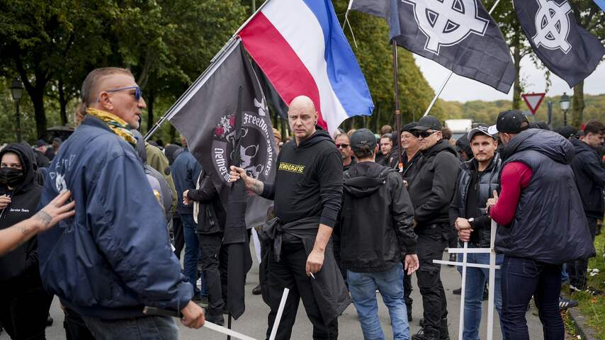 Foto bij Eerste Kamerlid van FVD was bij extreemrechts protest op Malieveld