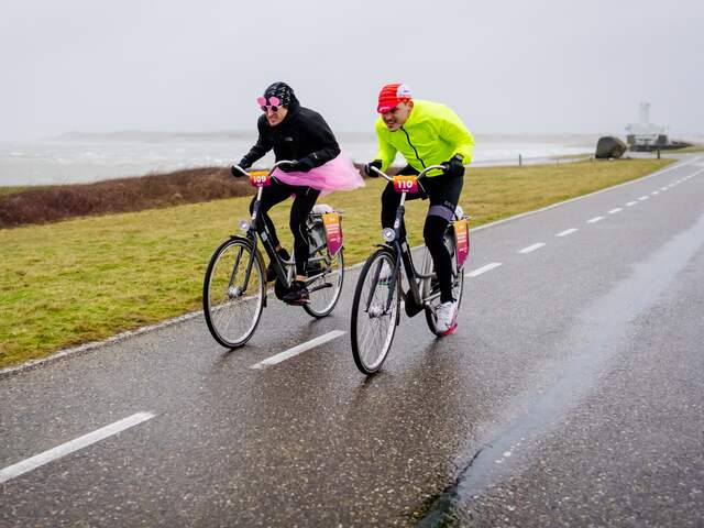 Het NK Tegenwindfietsen gaat niet door. Rond de Oosterscheldekering in Zeeland waait het té hard.