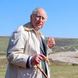 Koning Charles opent 's werelds langste kustwandelpad van 4.300 kilometer