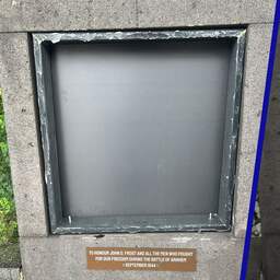 Nieuw plaquette bij oorlogsmonument Slag om Arnhem vernield