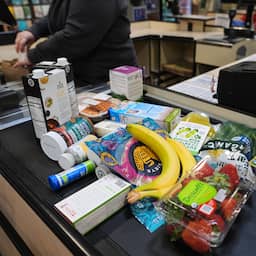 Wildvreemden doneren 1,5 miljoen dollar voor pensioen 88-jarige kassamedewerker