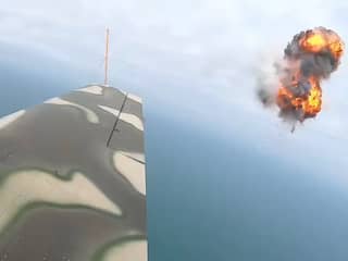 Oekraïense militair schiet vanuit cockpit Russische drones uit de lucht