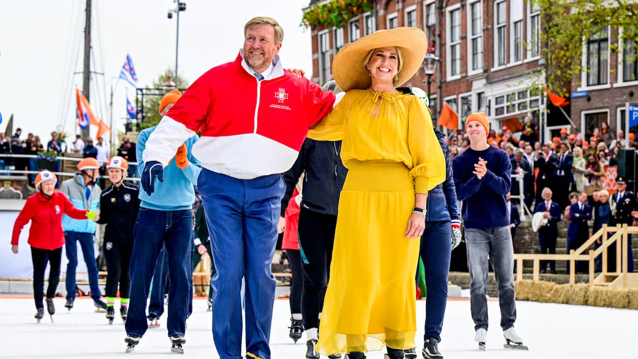 Video | Koning stapt weer als 'W.A. van Buren' het ijs op in Dokkum